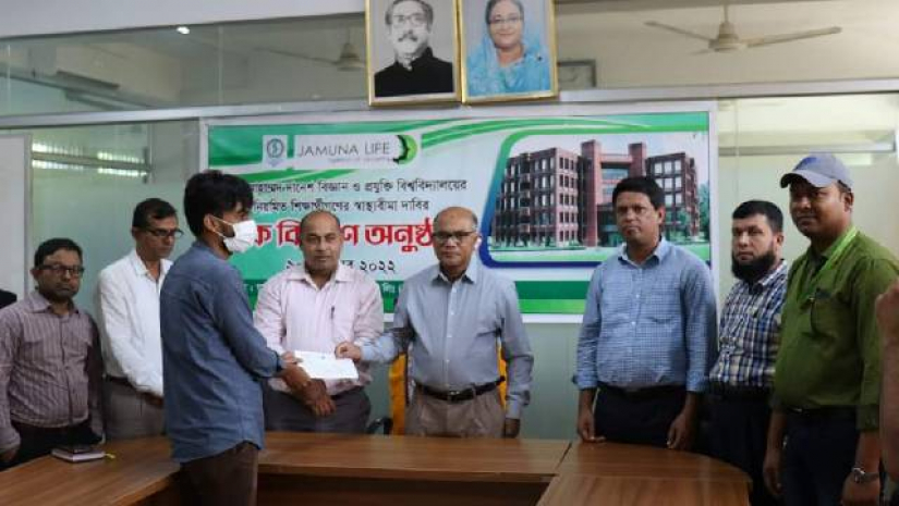 স্বাস্থ্য বীমার চেক পেলেন হাবিপ্রবির দুই শিক্ষার্থী