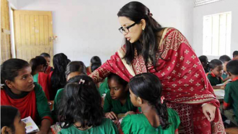ক্লাস নিচ্ছেন প্রাথমিক শিক্ষিকা