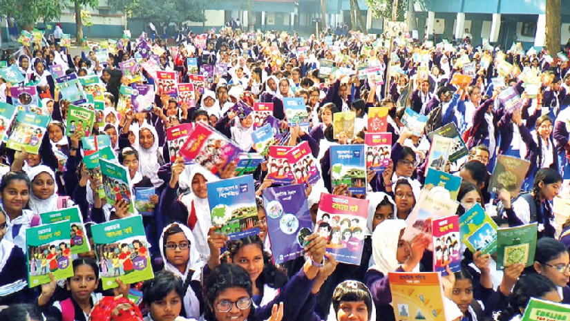 পাঠ্যপুস্তক হাতে শিক্ষার্থীরা