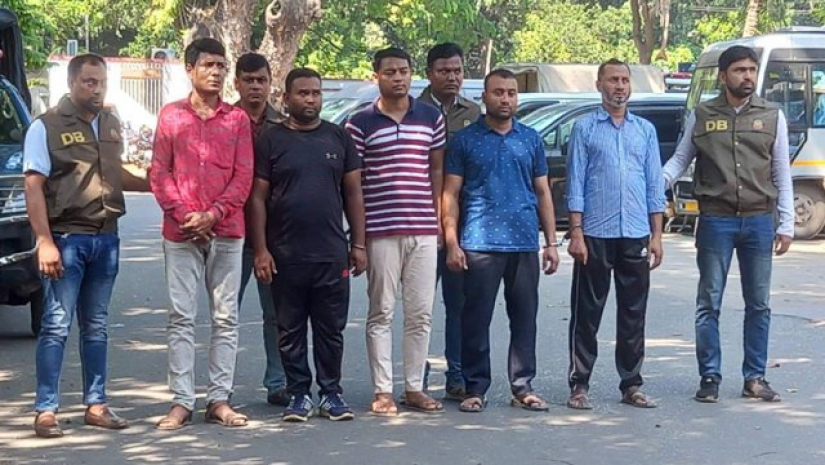 বাংলাদেশ এয়ারলাইন্সের জুনিয়র পাঁচ কর্মকর্তা-কর্মচারী