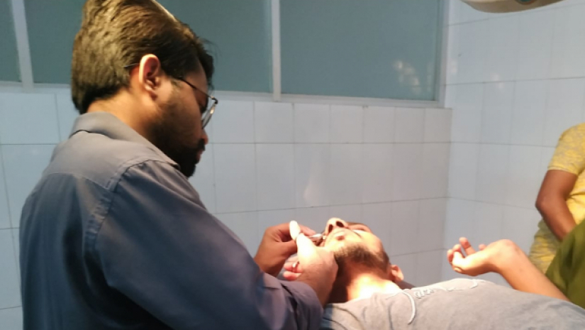 আহত শিক্ষার্থীকে চিকিৎসা দেয়া হচ্ছে