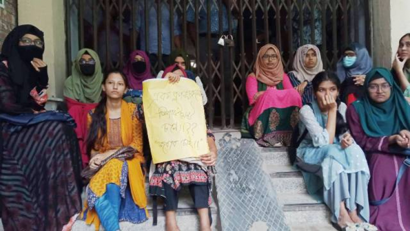 একাডেমিক ভবনে তালা দিয়ে শিক্ষার্থীদের অবস্থান