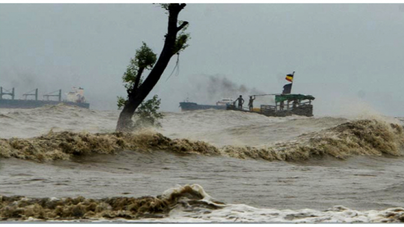 উপকূলে আঘাত হেনেছে ঘূর্ণিঝড় সিত্রাং