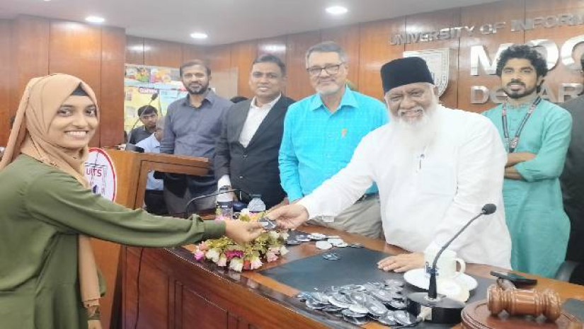 আইন বিভাগ কর্তৃক আয়োজিত ব্যাচ প্রদান অনুষ্ঠান