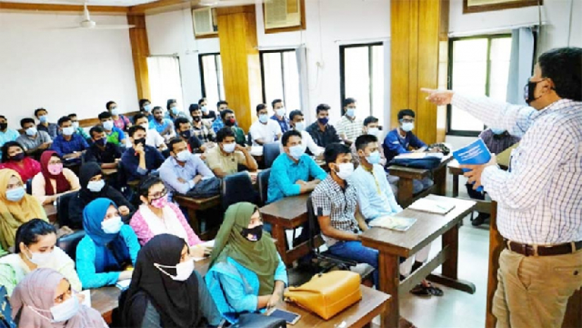 ক্লাস নিচ্ছেন শিক্ষক