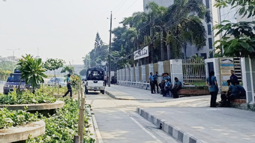 পিএসসি গেটে পুলিশের সরব উপস্থিতি