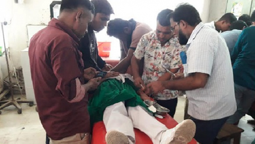 আহত অবস্থায় হাসপাতালে চিকিৎসা চলছে