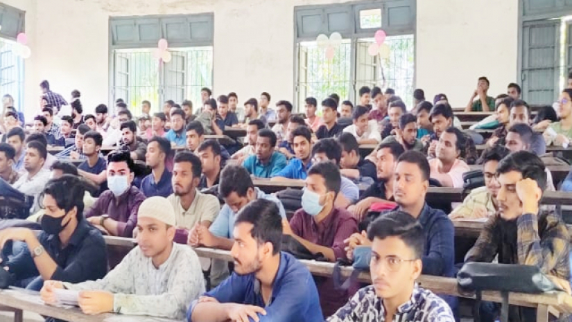 নবীন শিক্ষার্থীদের বরণ করে নিল ঢাকা কলেজ
