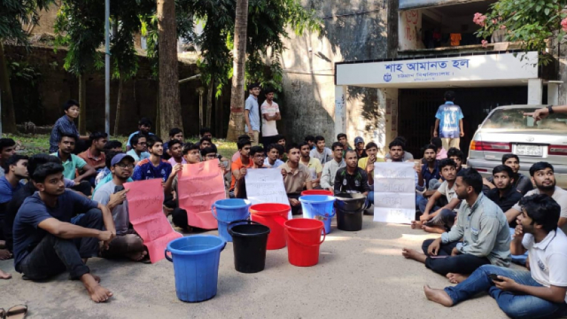 চবির আমানত হলের গেইটে তালা ঝুলিয়ে হলের সামনে শিক্ষার্থীদের আন্দোলন