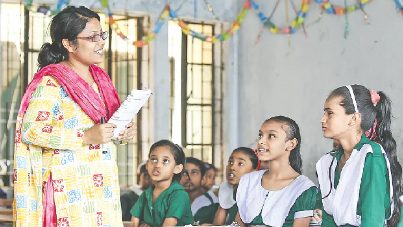 ক্লাস নিচ্ছেন প্রাথমিক শিক্ষক