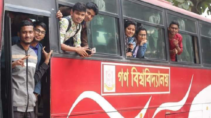 বাসে গণবিশ্ববিদ্যালয়ের শিক্ষার্থীরা