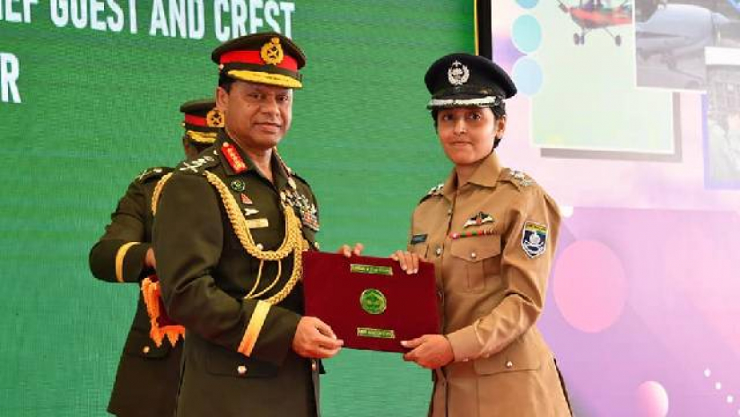 সেনাপ্রধানের সাথে সহকারী পুলিশ সুপার ফাতেমা-তুজ-জোহরা