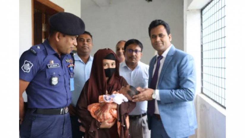 ইউএনওর সাথে নবজাতক এবং তার মা রাজিয়া সুলতানা