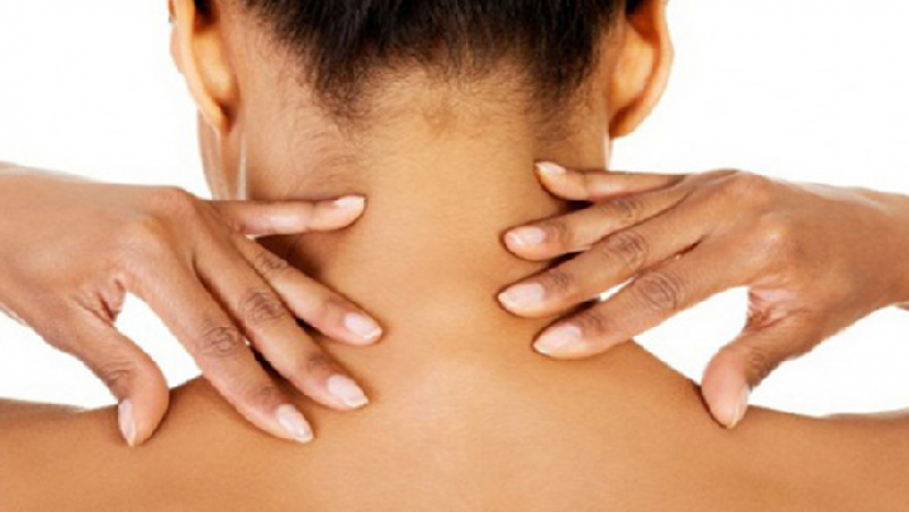 ঘাড়ে অতিরিক্ত কালো দাগ থাকায় অনেক সময় অস্বস্তিতে ভুগতে হয়