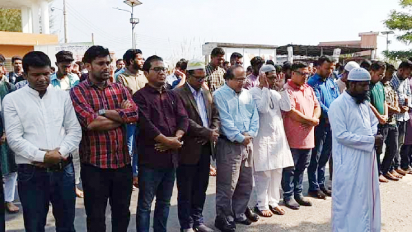 নিহত বিশ্ববিদ্যালয়ের শিক্ষার্থী ইসমাইল খলিলের গায়েবানা জানাজা অনুষ্ঠিত হয়েছে