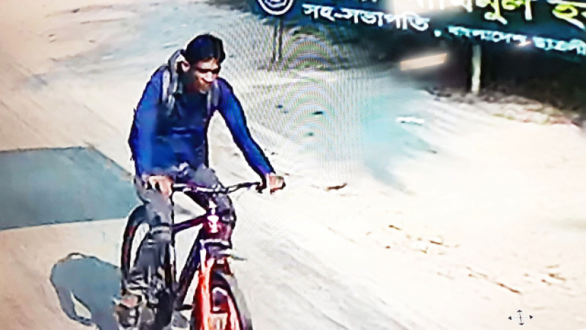 এক শিক্ষার্থীর সাইকেল নিয়ে যাচ্ছে চোর
