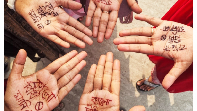 হাতে আলপনা এঁকে পিএসসির সমানে প্রতিবাদ চাকরিপ্রার্থীদের