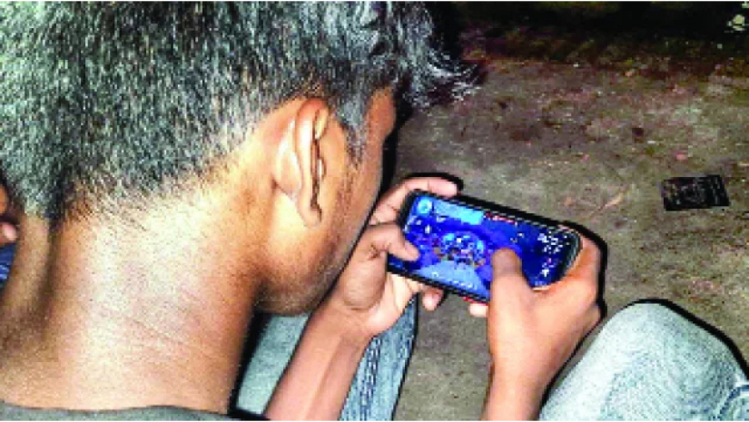 মোবাইল গেমে আসক্ত