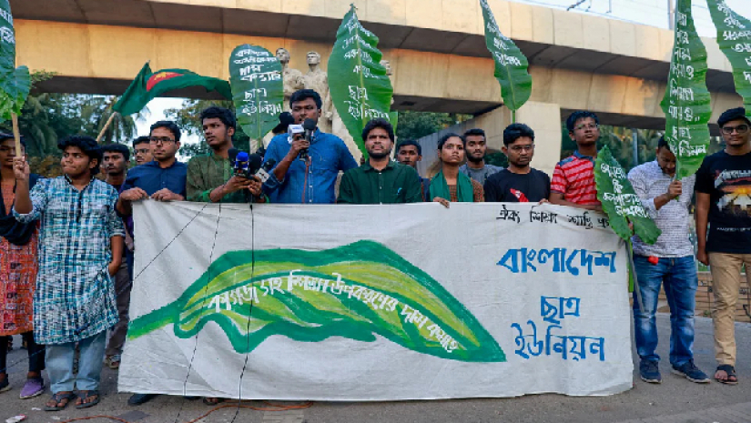কলাপাতা-কচুপাতায় লিখে শিক্ষা উপকরণের মূল্যবৃদ্ধির প্রতিবাদ