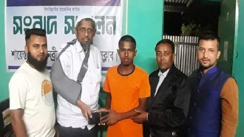 কুড়িয়ে পাওয়া টাকার মালিক জাবেদ এমদাদ চৌধুরীর হাতে গতকাল তুলে দেয় পলাশ