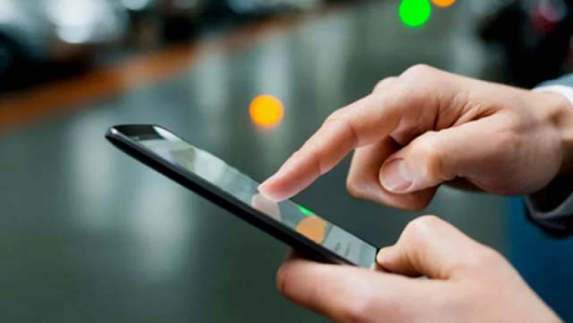 ১৮ বছরের কম বয়সীদের জন্য মোবাইল নিষিদ্ধ হল যে গ্রামে