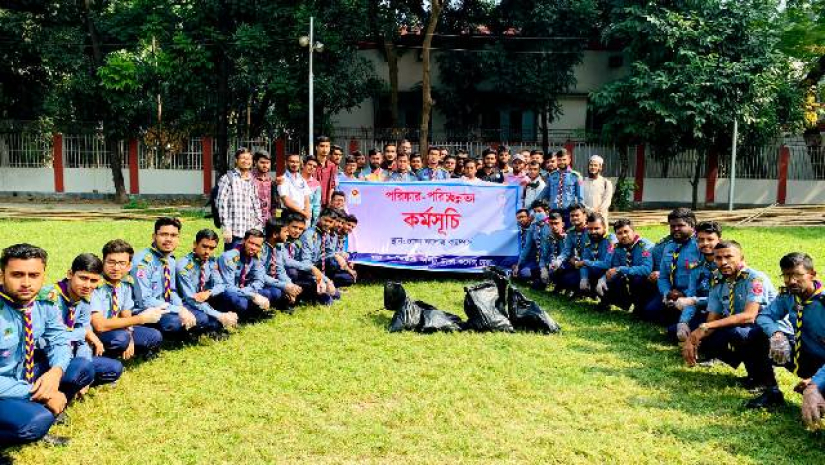 রোভার স্কাউট সদস্যরা পরিচ্ছন্নতা অভিযান পরিচালনা করেন