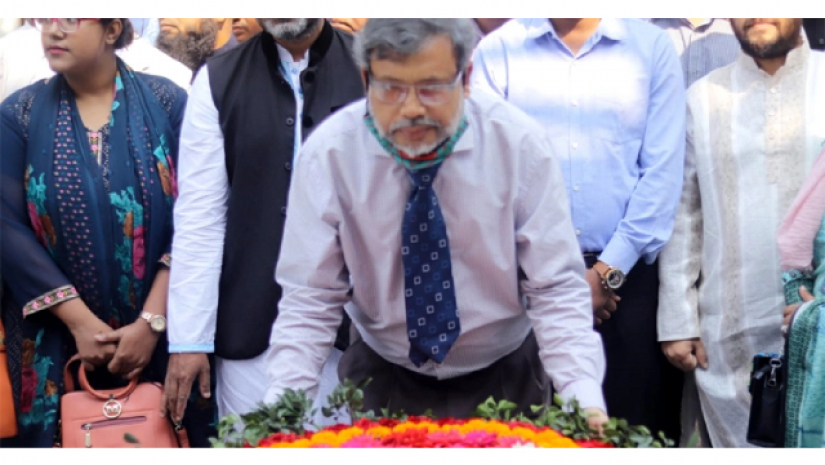 বঙ্গবন্ধুর সমাধিতে খুলনা কৃষি বিশ্ববিদ্যালয়ের উপাচার্যের শ্রদ্ধা
