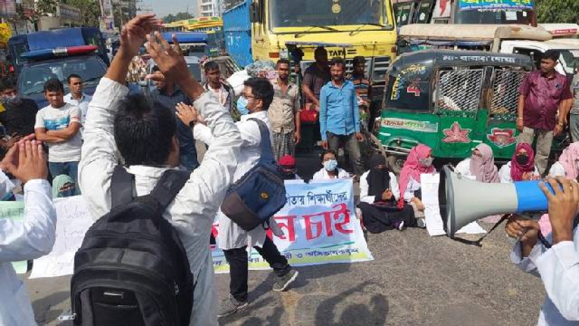 সড়কে বিক্ষোভ করছেন শিক্ষার্থীরা
