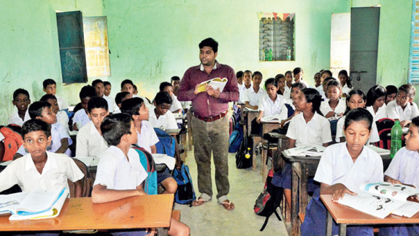 ক্লাস নিচ্ছেন শিক্ষক