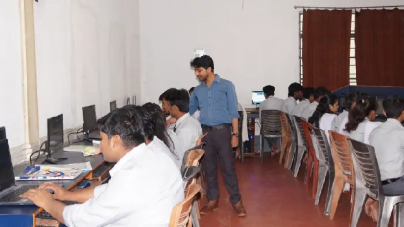 ব্যবহারিক ক্লাস নিচ্ছেন কম্পিউটার শিক্ষক