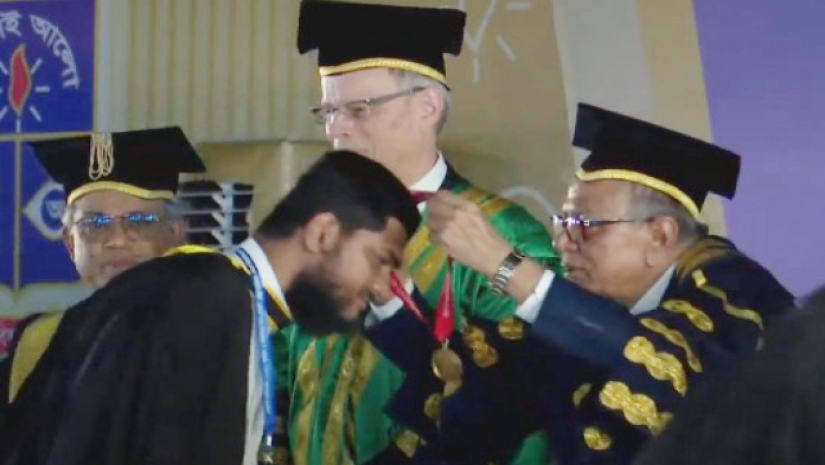 সিজিপিএ-৪ পেয়ে স্বর্ণপদক পেলেন দারুননাজাতের যোবায়ের