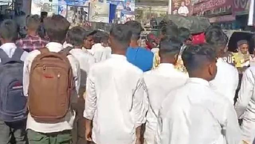 স্কুলে না গিয়ে মিছিল-মিটিংএ ব্যস্ত শিক্ষার্থীরা