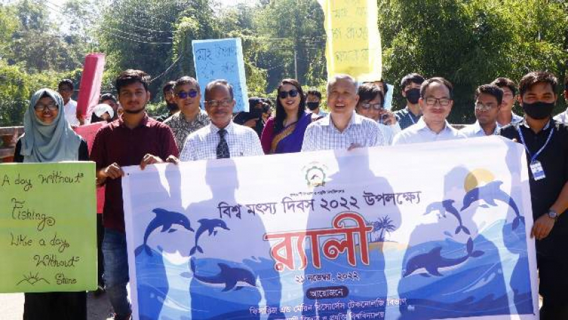 এক বর্ণাঢ্য র‌্যালির আয়োজন করা হয়