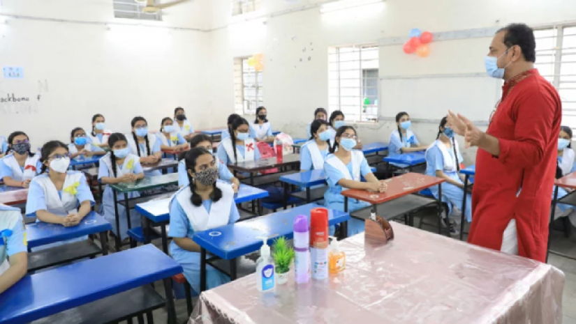 ক্লাস নিচ্ছেন শিক্ষক