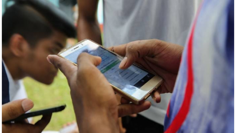 মোবাইল ব্যবহার করতে পারবে না ১৮ বছরের কম বয়সীরা