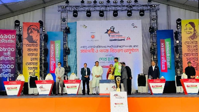 বঙ্গবন্ধু আন্তঃবিশ্ববিদ্যালয় স্পোর্টস চ্যাম্পিয়নশিপের পুরস্কার বিতরণী অনুষ্ঠানে পুরস্কার তুলে দেন প্রধানমন্ত্রী শেখ হাসিনা