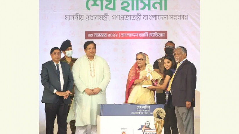 পুরষ্কার গ্রহণ করছেন তাজরিন তাসনিম খান