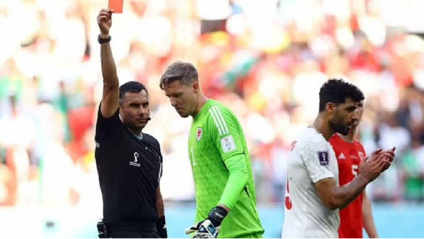 লালকার্ড পেলেন ওয়েলসের গোলরক্ষক