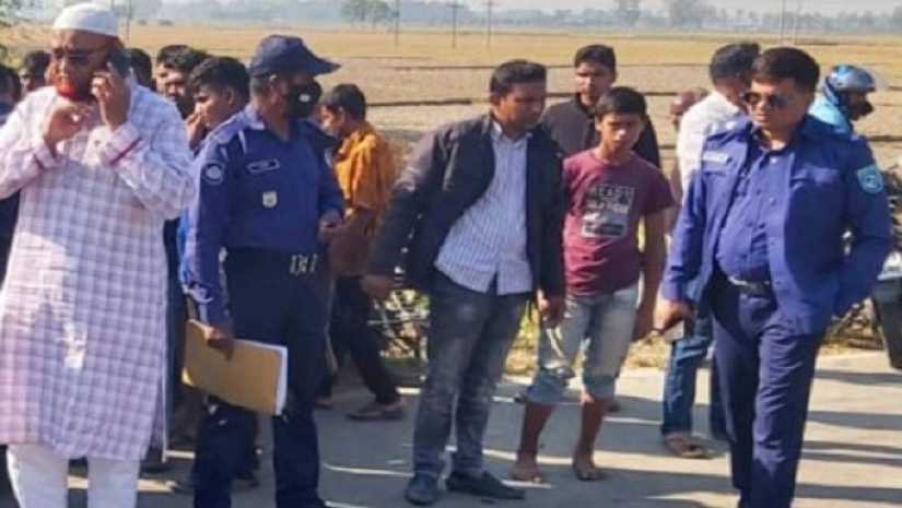 বাবা-মায়ের সঙ্গে যাচ্ছিল মাদ্রাসায়, বাস পিষে দিল তিনজনকেই