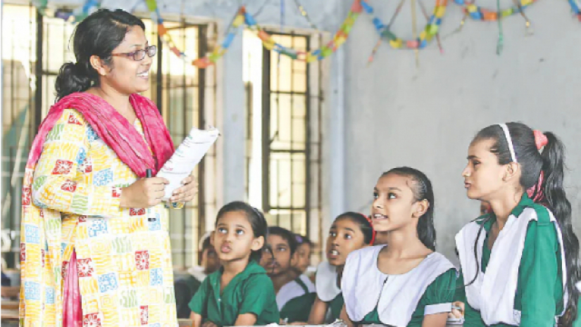 ক্লাস নিচ্ছেন প্রাথমিক শিক্ষক