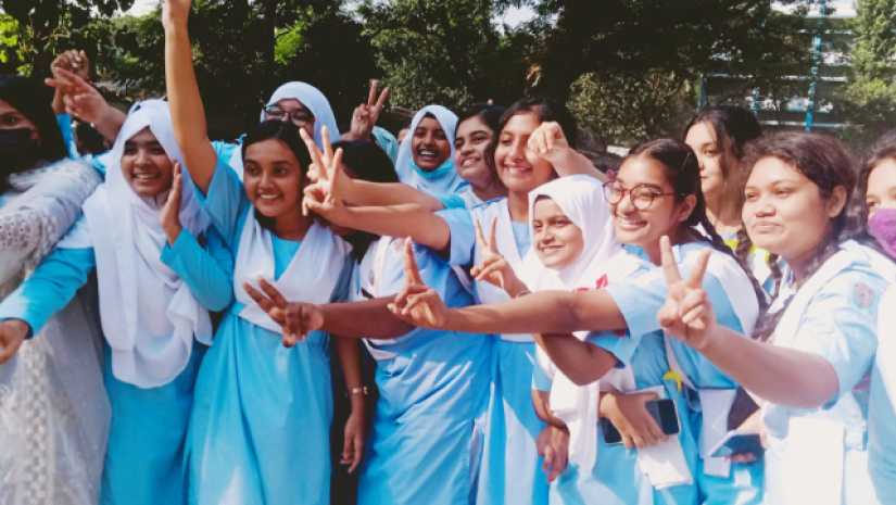 ফল প্রকাশের পর উচ্ছ্বসিত শিক্ষার্থীরা