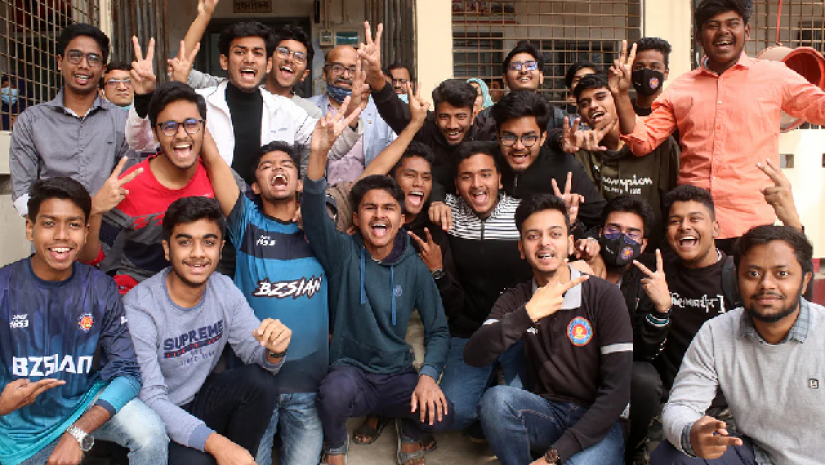 এসএসসি পরীক্ষার ফল প্রকাশের পর জিপিএ-৫ প্রাপ্ত শিক্ষার্থীদের উচ্ছাস