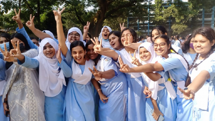 স্কুলে স্কুলে বাঁধভাঙ্গা উল্লাস