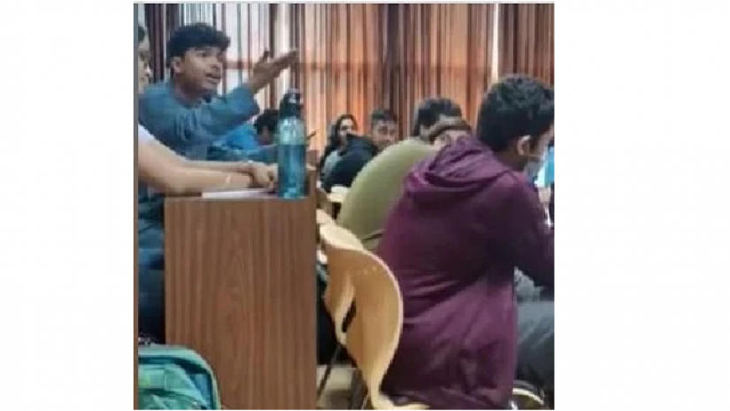 শিক্ষকের কথার জবাব দিচ্ছে ওই শিক্ষার্থী