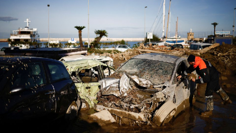 ভূমিধসের ফলে সড়কের বেহাল দশা