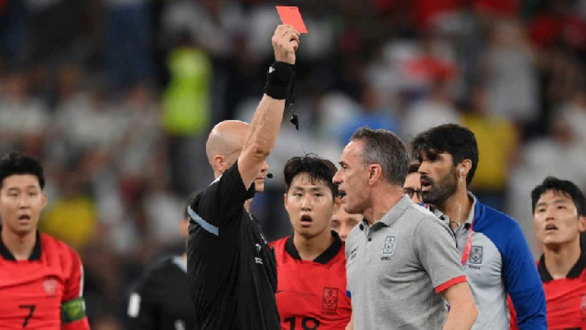 গোলরক্ষকের পর দ্বিতীয় লাল কার্ড খেলেন কোচ