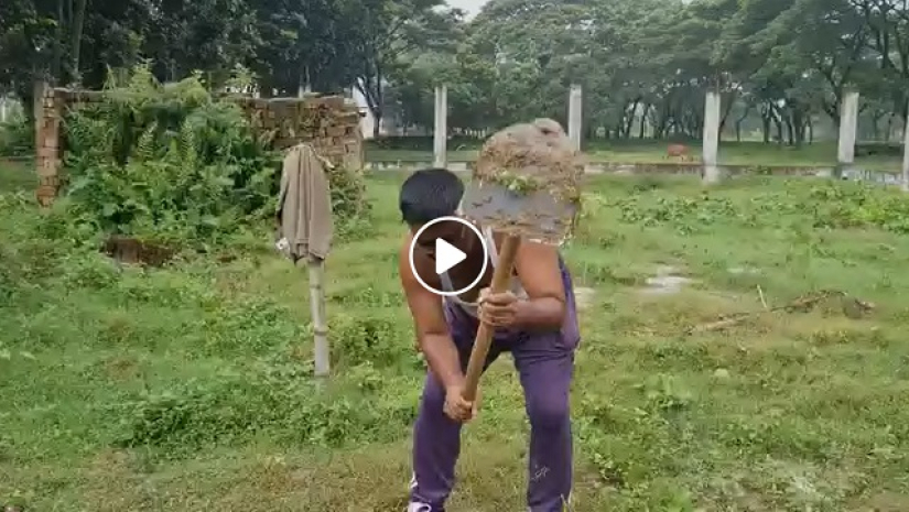 মাটি কাটছেন অধ্যাপক ড. মো. নাছিম আখতার