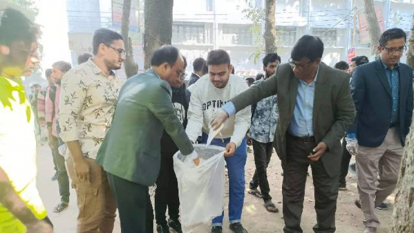 ক্যাম্পাসে পরিচ্ছন্নতা অভিযান শুরু হয়েছে
