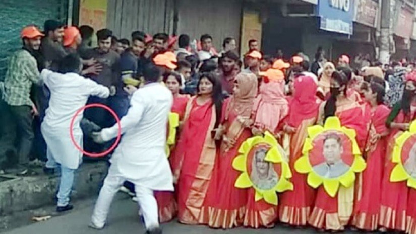 জুতা হাতে বরিশাল জেলা ছাত্রলীগের সাংগঠনিক সম্পাদক রাজীব হোসেন খান