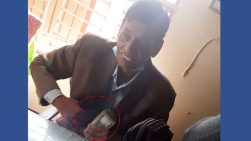 টাকা হাতে উপজেলা মাধ্যমিক শিক্ষা কর্মকর্তা মো. তরিকুল ইসলাম